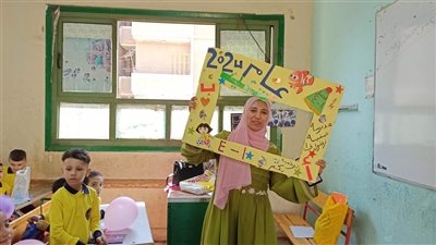 انطلاق عام دراسي جديد في أجواء من الفرح والبهجة.. محافظ القاهرة يشهد طابور الصباح بمدرسة السيدة خديجة.. والتوك توك وسيلة نقل الطلاب لمدارس الإسكندرية (فيديو وصور)