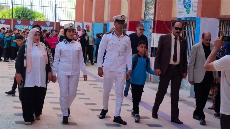 ضباط شرطة دمياط يصطحبون