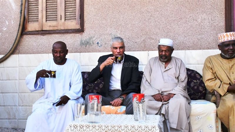 محافظ أسوان يتناول