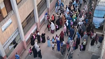 طلاب مدرسة في بنها يؤدون طابور الصباح في الشارع منذ 37 سنة