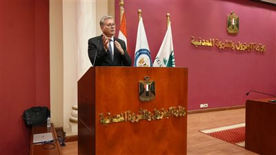 وزير البترول يعقد اجتماعا موسعا مع رؤساء القطاع
