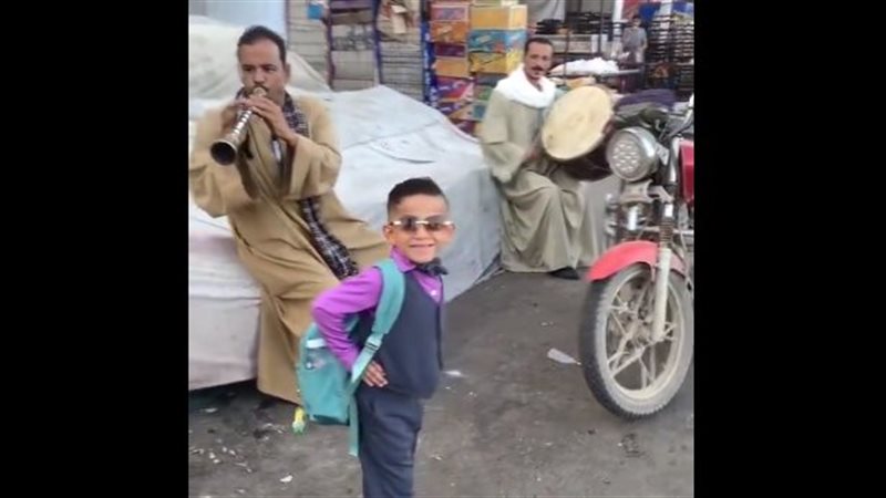 طفل يذهب لمدرسته