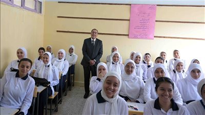 صور تذكارية لرئيس الوزراء وطالبات مدرسة العهد الجديد بالسلام 