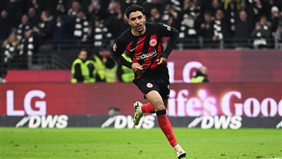 مدربا فرانكفورت وكيل يتغزلان في عمر مرموش: من الصعب السيطرة عليه 