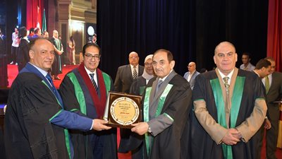 رئيس جامعة القاهرة يشهد حفل تخرج دفعة جديدة من كلية العلوم