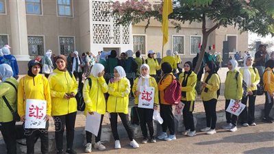 وسط أجواء بهجة وفرح، طلاب جامعة بنها يؤدون تحية العلم في أول يوم دراسي (بث مباشر)