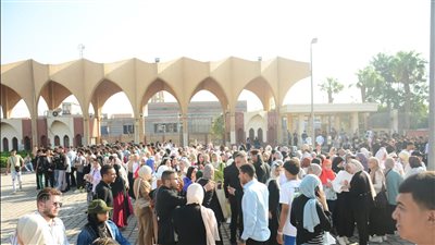 بالموسيقى والأغاني، جامعة حلوان تستقبل طلابها في أول أيام الدراسة (فيديو وصور) 