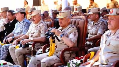 وزير الدفاع يشهد تنفيذ المشروع التكتيكى بالذخيرة الحية بالجيش الثالث الميدانى