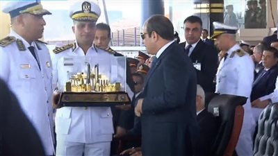 السيسي يتسلم هدية تذكارية من رئيس أكاديمية الشرطة