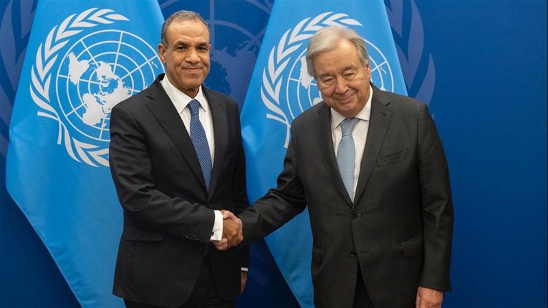 وزير الخارجية مع
