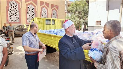 الأوقاف توزع 60 طنًّا من السلع الغذائية للأسر الأولى بالرعاية في 13 محافظة (صور)