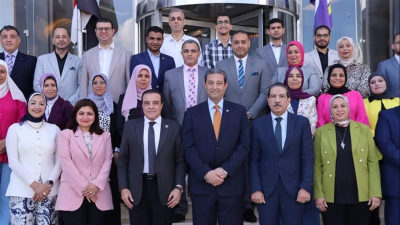 محافظ دمياط مع جهاز