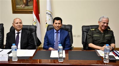 وزير الرياضة يبحث الفرص الاستثمارية وتطوير الأداء المالي والإداري لإستاد القاهرة
