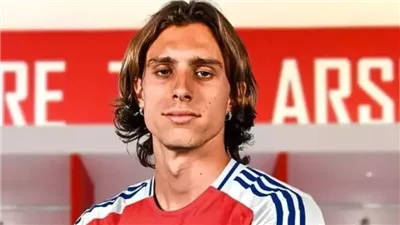حقيقة تدخين لاعب الأرسنال بمباراة فريقه أمام باريس سان جيرمان (فيديو)