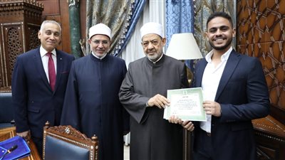 شيخ الأزهر يكرم طلاب «طب أسنان الأزهر» الفائزين في مسابقة كلية الجراحين بإنجلترا