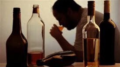 تفسير رؤية شخص يشرب الخمر في المنام وعلاقته بخسارة المنصب والثروة 