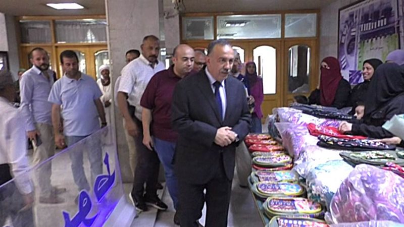 محافظ أسيوط يسلم