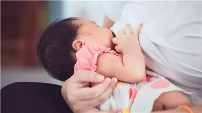 تفسير رؤية نزول اللبن من الثدي في المنام وعلاقته بكثرة النسل والخير والرزق 
