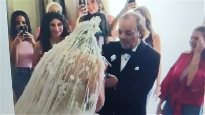 ابنة علاء مرسي تقبل يد والدها في حفل زفافها ( صور) 