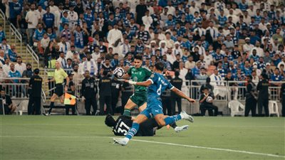 الأهلي يتقدم على الهلال بهدف في الشوط الأول بكلاسيكو الدوري السعودي (فيديو وصور)