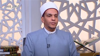 طفل يسأل: هل الضحك في الصلاة يبطلها أم لا؟ الإفتاء ترد (فيديو)