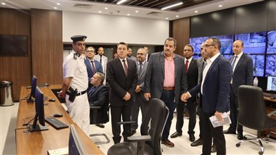 استعدادا للافتتاح الرسمي.. رئيس القابضة للمطارات يتفقد مطار سفنكس الدولي.. رفع الطاقة الاستيعابية.. وقائمة بالمحافظات التي يغطيها