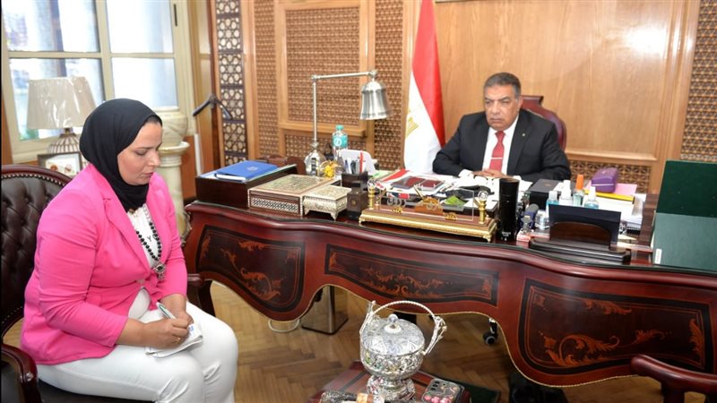 خلال الحوار مع محافظ