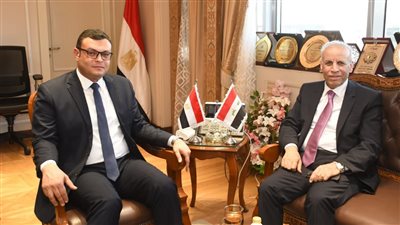 وزير الإسكان يبحث مع السفير العراقى بالقاهرة تعزيز التعاون المشترك