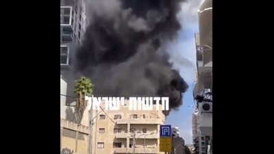 تصاعد الدخان بكثافة، لحظة اندلاع حريق هائل في تل أبيب (فيديو) 