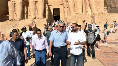 محافظ أسوان يشارك جولة السائحين بمعبدى رمسيس الثانى بأبو سمبل (صور)
