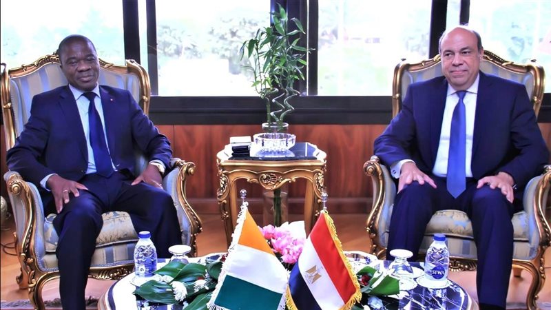 اجتماع وزير الطيران