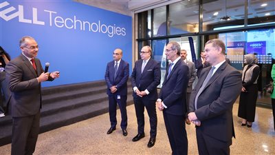  وزير الاتصالات يزور مركز تميز عالمي في التكنولوجيا الرقمية 