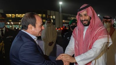 السيسي يستقبل ولي العهد السعودي في مطار القاهرة