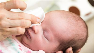  أسباب دموع والتهابات العين عند الأطفال حديثي الولادة