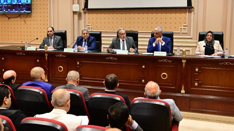 مناقشة أزمات تعويضات