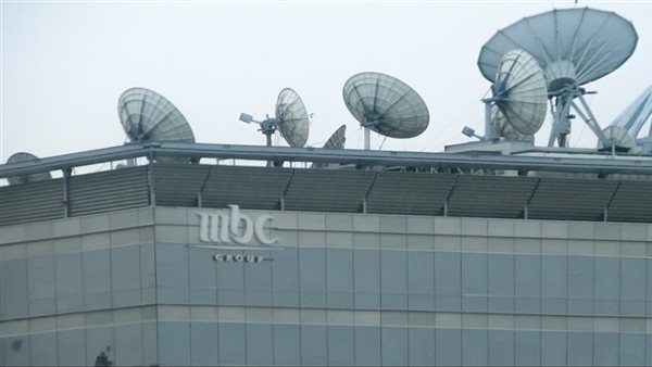 فيتو| حشود عراقية غاضبة تقتحم مقر MBC وتضرم به النار بسبب تقرير عن حماس (فيديو) 