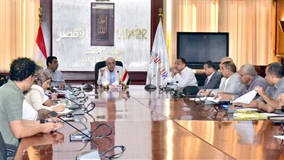 محافظ الأقصر يتابع آخر مستجدات ملفات التصالح وتقنين أراضي الدولة