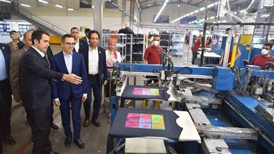 وزير الاستثمار والتجارة الخارجية يتفقد عددا من المصانع بالمنطقة الصناعية الحرة بالإسماعيلية