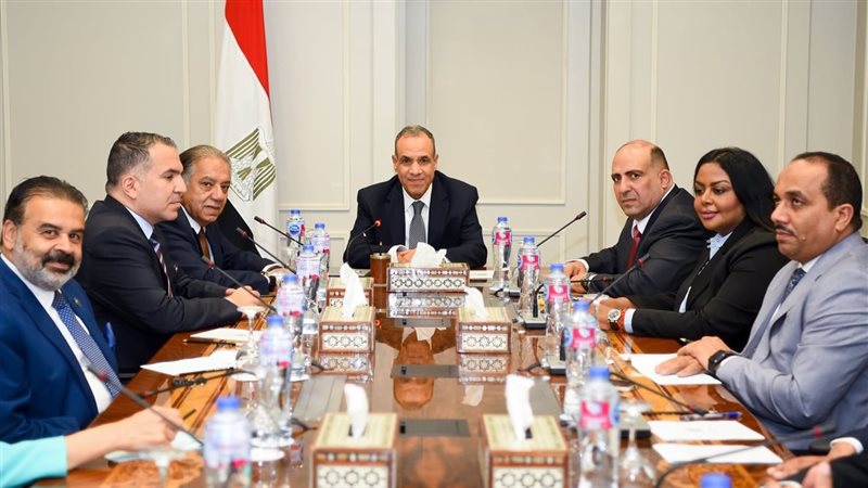 وزير الخارجية مع