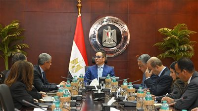 وزير الاستثمار يلتقي وفد شركة الظاهرة الزراعية الإماراتية