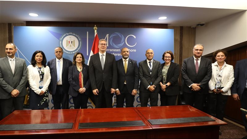 بدوي أثناء التوقيع