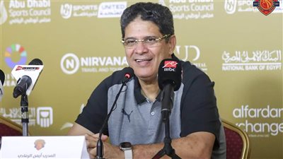 أيمن الرمادي يعقد محاضرة فنية مع لاعبي الزمالك