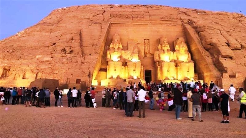 تعامد الشمس علي تمثال