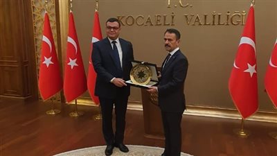 وزير الإسكان يبحث مع محافظ كوجالى التركية سبل التعاون