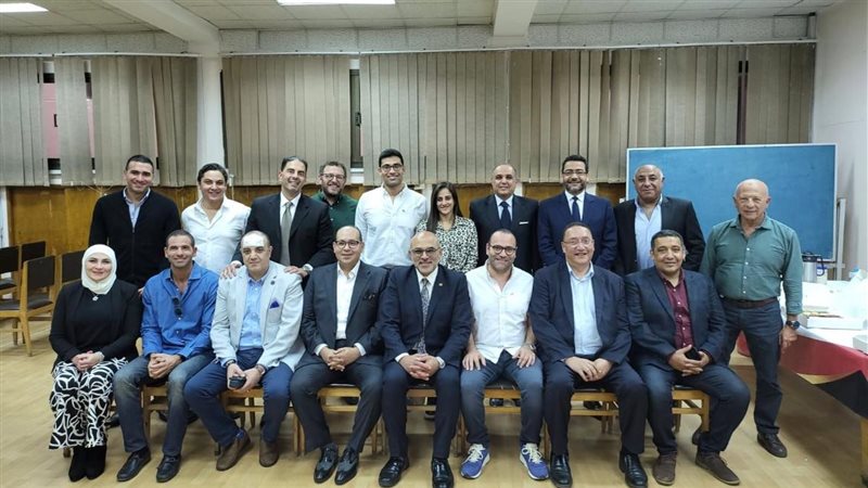 ياسر إدريس مع مسؤولي