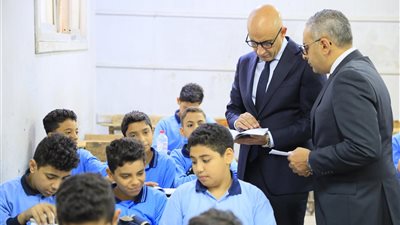 جولة مفاجئة لوزير التعليم.. عبد اللطيف يشدد على تطبيق لائحة التحفيز التربوي والانضباط المدرسي.. يتابع الواجب المدرسي ويطمئن أولياء الأمور 