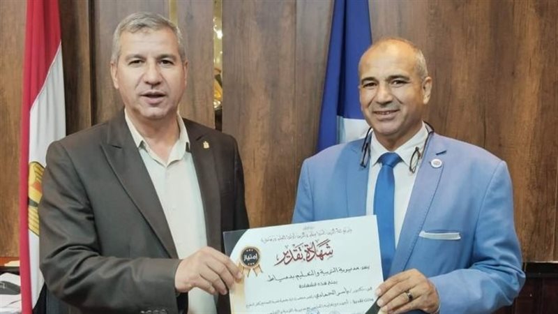 وكيل الوزارة يكرم