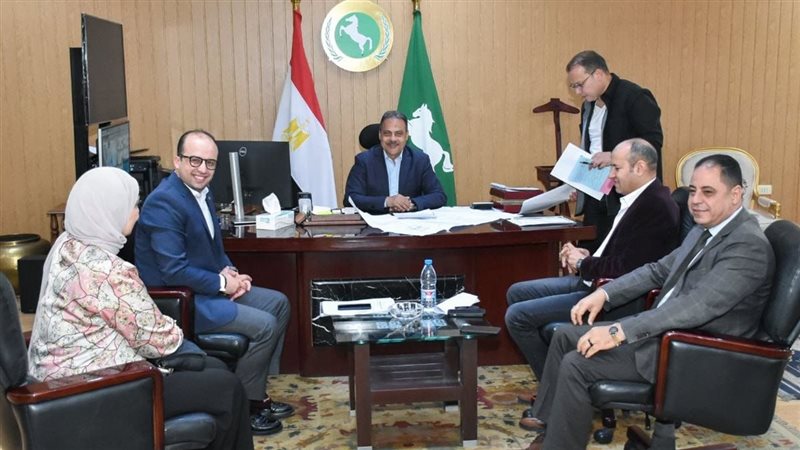 محافظ الشرقية يناقش