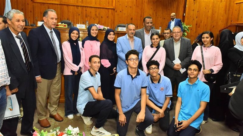 محافظ أسيوط يكرم