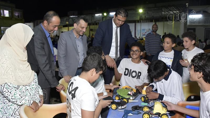 روبوتات تلعب كرة